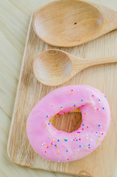 Donut auf dem Holztisch — Stockfoto