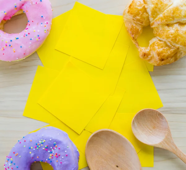 Donut com nota de papel — Fotografia de Stock
