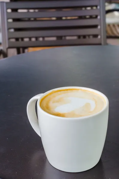 Latte en la mesa negra — Foto de Stock