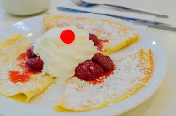 Pancake with cream — Stock Photo, Image