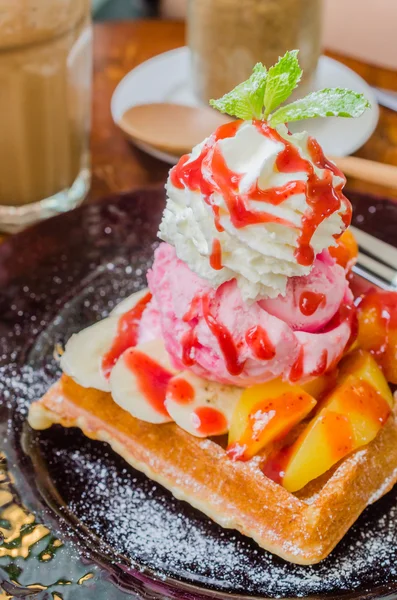 Waffel mit Eis — Stockfoto