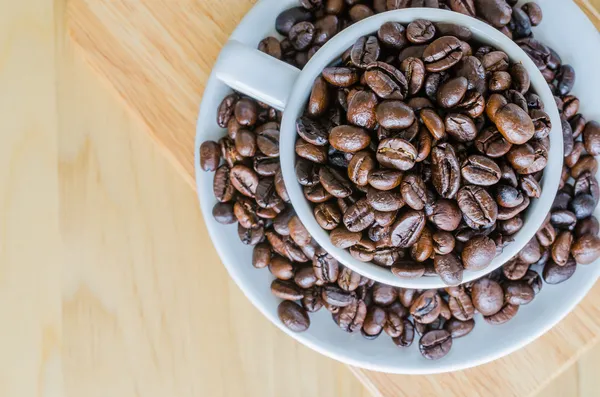 Grãos de café na xícara — Fotografia de Stock