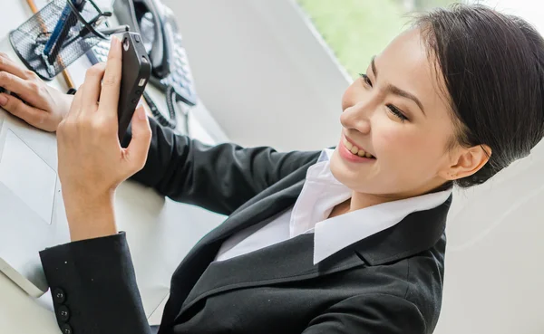 Young business women use moblie phone — Stock Photo, Image