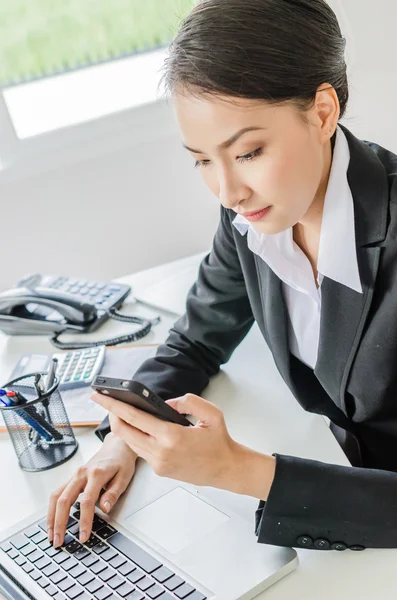 Young business women use moblie phone — Stock Photo, Image