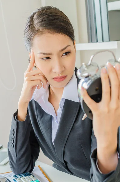 Jonge zakelijke vrouwen met klok — Stockfoto