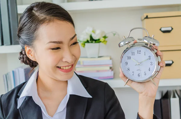 Jonge zakelijke vrouwen met klok — Stockfoto