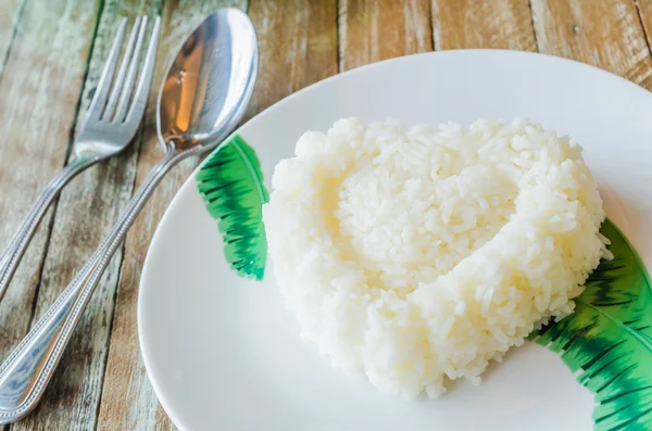 Reis in weißer schüssel — Stockfoto