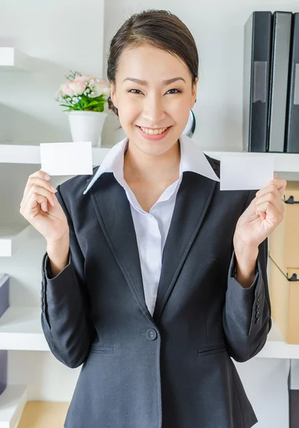 Muestra de negocios joven tarjeta vacía — Foto de Stock