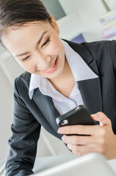 Young business women use moblie phone — Stock Photo, Image