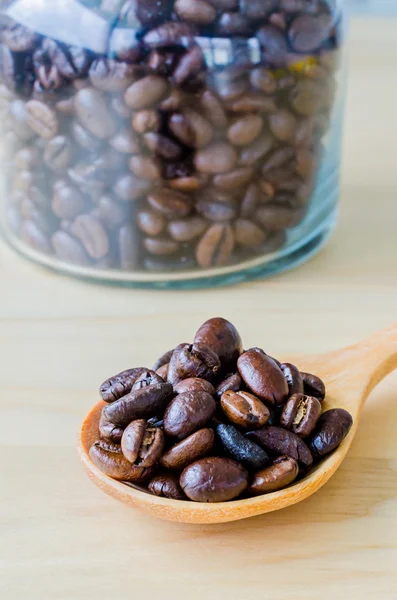 Grãos de café na colher — Fotografia de Stock