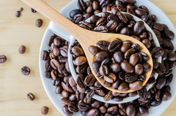 Kaffebønner på skje – stockfoto