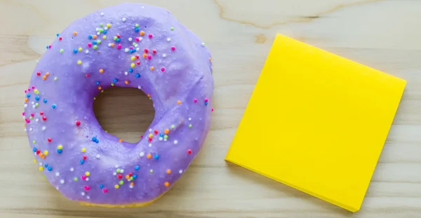 Donut mit Papiernote — Stockfoto