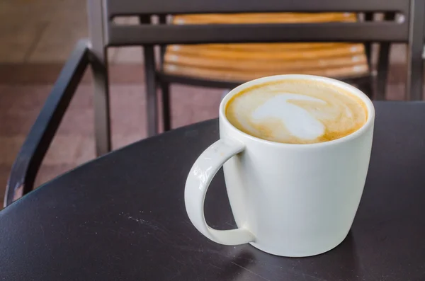 Latte sur la table noire — Photo