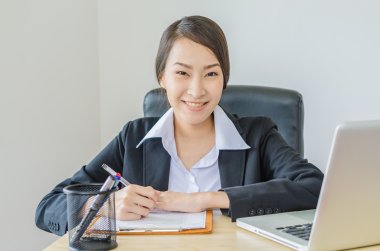 iş kadınları gülümseme