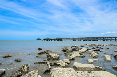 taş ve hüzünlü müzik ile köprü