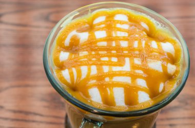 Sıcak karamel kahve