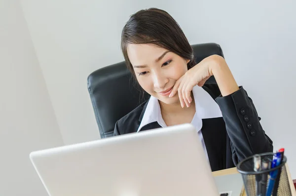 Business women use computer — Stock Photo, Image