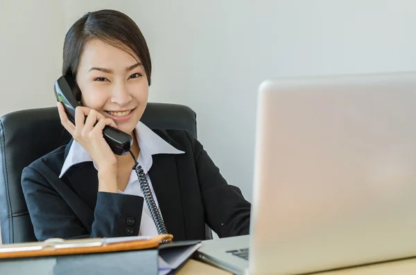 Mujer de negocios llamando —  Fotos de Stock