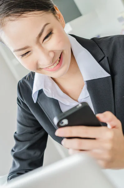 Jóvenes mujeres de negocios utilizan el teléfono móvil —  Fotos de Stock