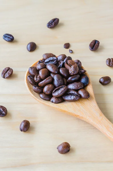 Kaffebönor på sked — Stockfoto