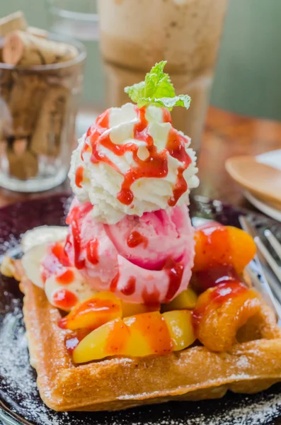 Gofre con helado — Foto de Stock