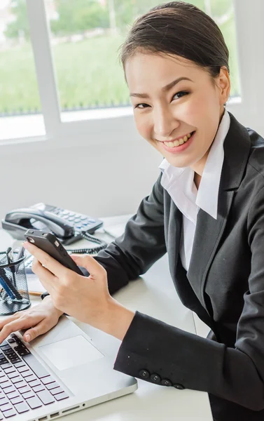 Les jeunes femmes d'affaires utilisent le téléphone moblie — Photo