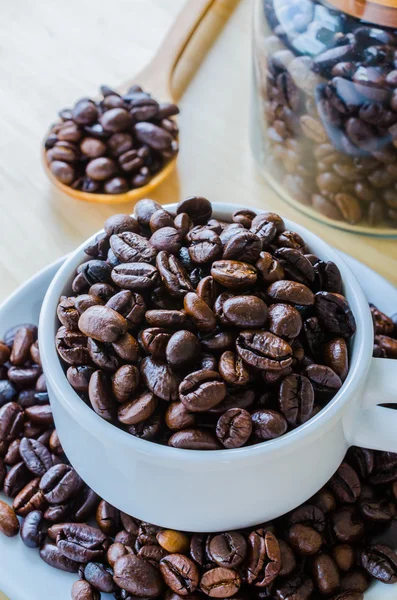 Kaffebönor på cup — Stockfoto