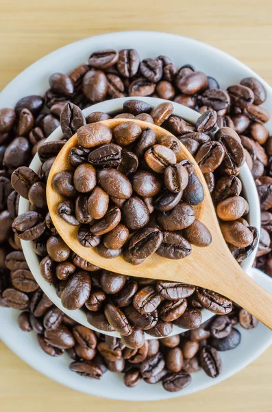 Kaffebönor på sked — Stockfoto