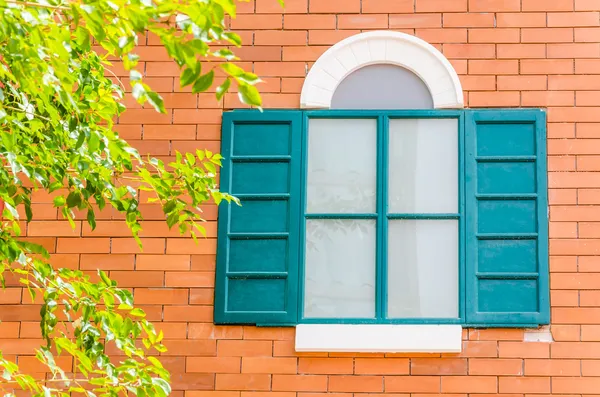 Mooie venster op kleur muur — Stockfoto