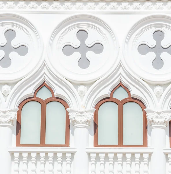 Schönes Fenster an der Wand — Stockfoto