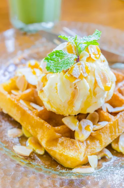 Waffle y helado — Foto de Stock