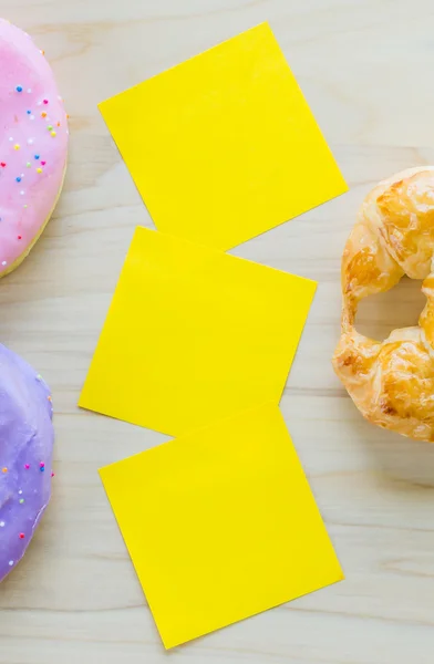 Donut com nota de papel — Fotografia de Stock