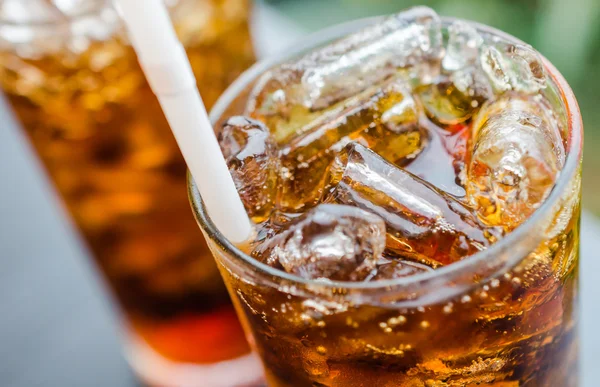 Coca con ghiaccio in vetro — Foto Stock