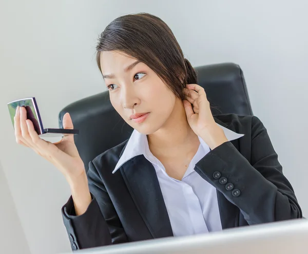 Las mujeres de negocios miran su cara —  Fotos de Stock