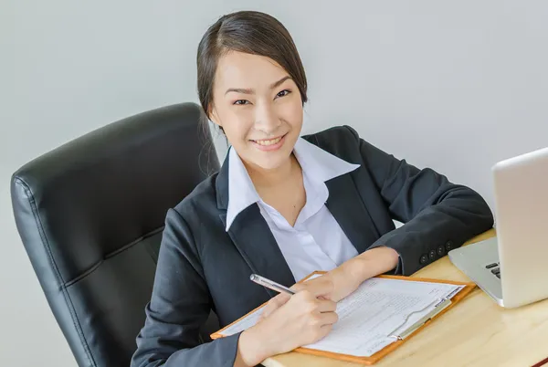 Business kvinnor leende med laptop — Stockfoto
