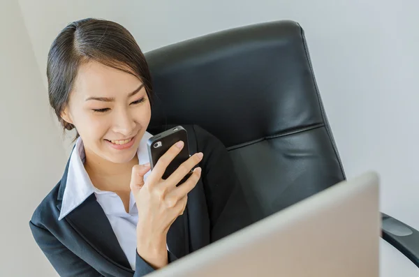 Le donne d'affari usano il telefono moblie — Foto Stock