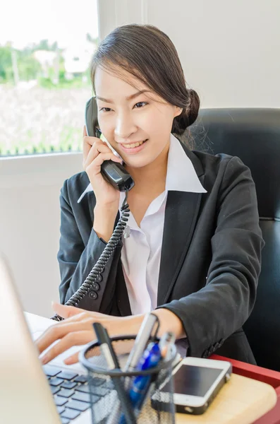 Mujeres de negocios llamando —  Fotos de Stock