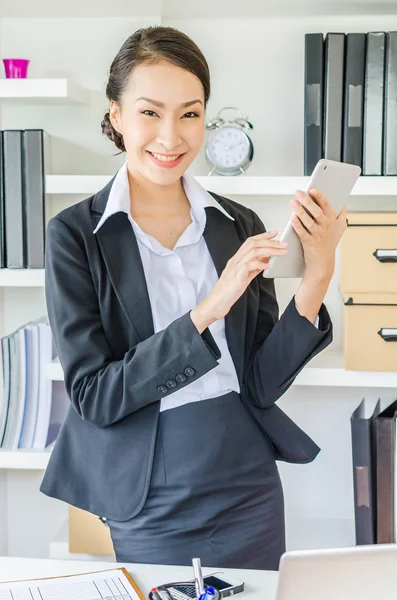 Jonge zakelijke vrouw gebruik Tablet PC — Stockfoto