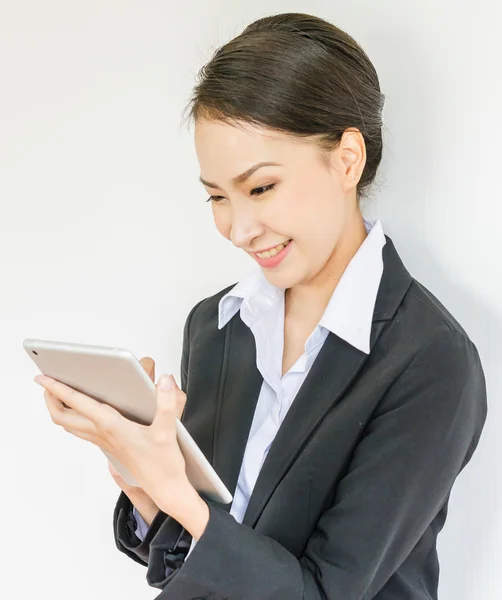 Молодая деловая женщина использует планшет — стоковое фото