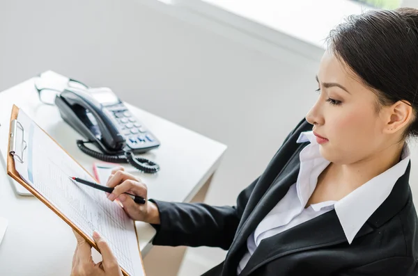 Business women thinking in office — Stock Photo, Image