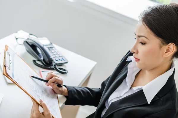 Mulheres de negócios pensando no escritório — Fotografia de Stock