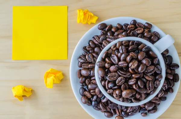 Nota e grãos de café — Fotografia de Stock