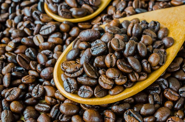 Grãos de café na colher — Fotografia de Stock