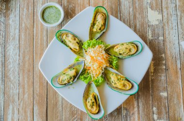 Buhar midye sarımsak ve acılı sos ile