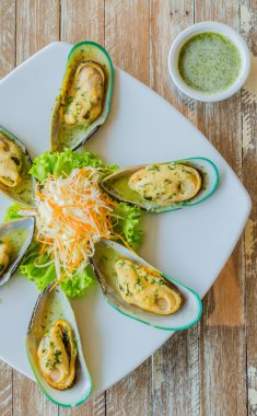 Buhar midye sarımsak ve acılı sos ile