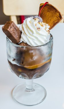 choco sopa ve waffle ile Çikolatalı dondurma