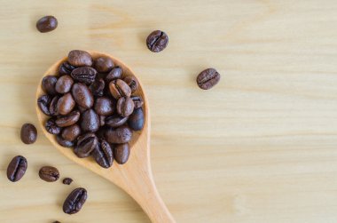 Kahve çekirdekleri üzerine kaşık