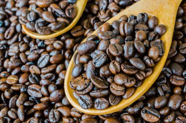 Kahve çekirdekleri üzerine kaşık