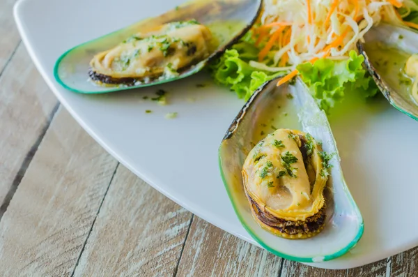 Mejillones al vapor con ajo y salsa picante — Foto de Stock