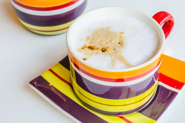 Cappuccino in kleurrijke cup — Stockfoto